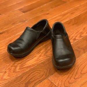 Mozo slip-resistant black clogs
